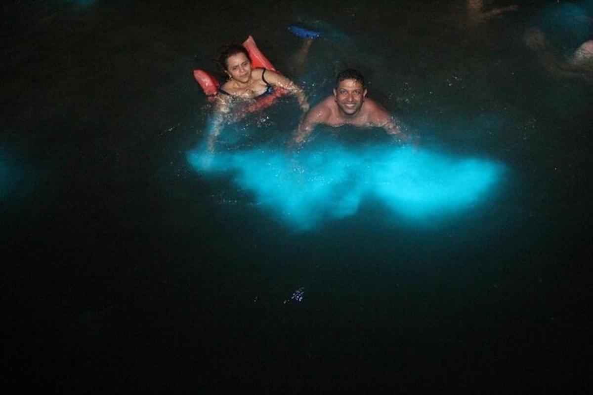 duas pessoas deitadas na água à noite