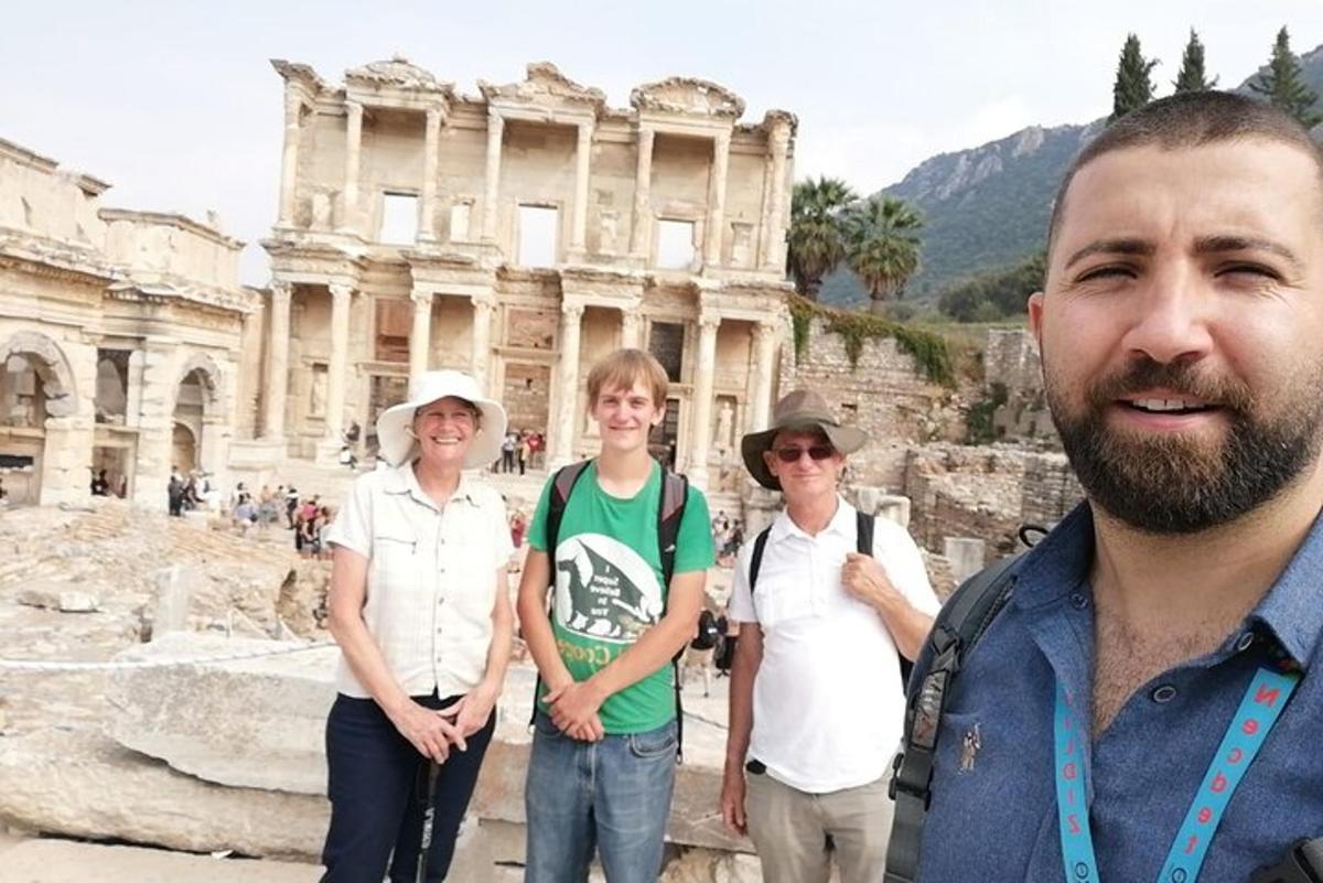 grupp inimesi seisab kolosseumi ees