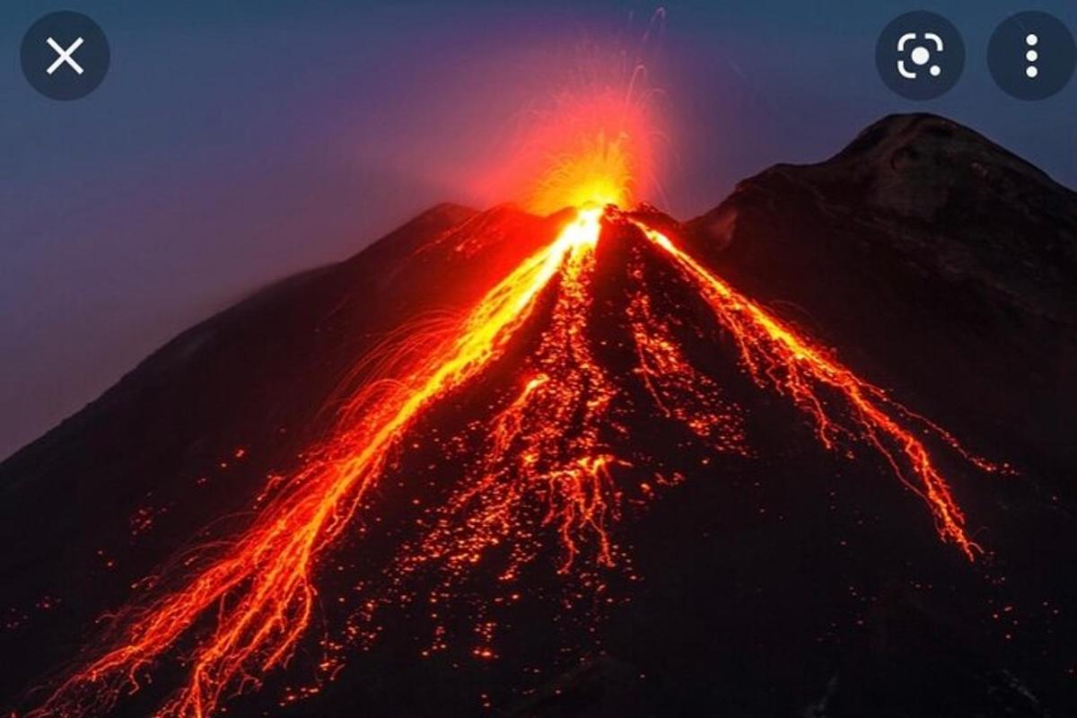 sopka s ohňom na vrchole