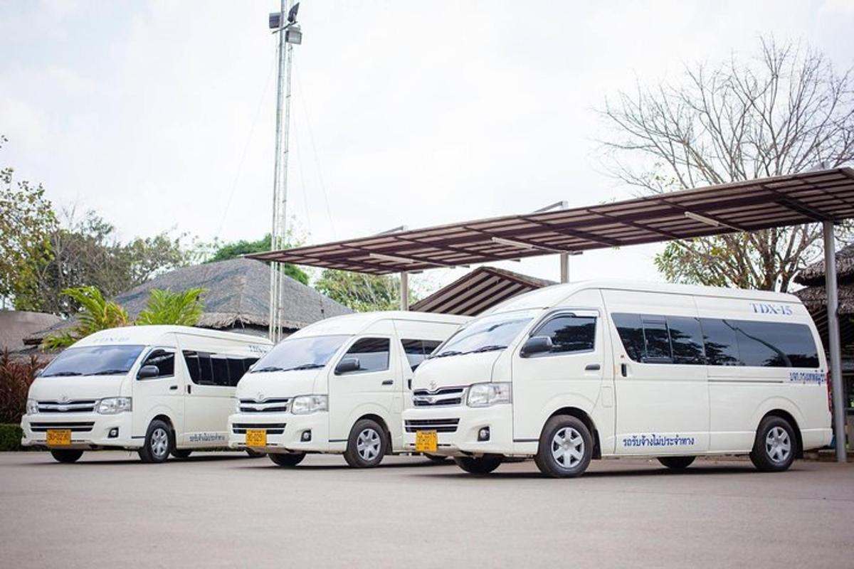deretan van putih yang diletakkan di tempat letak kereta