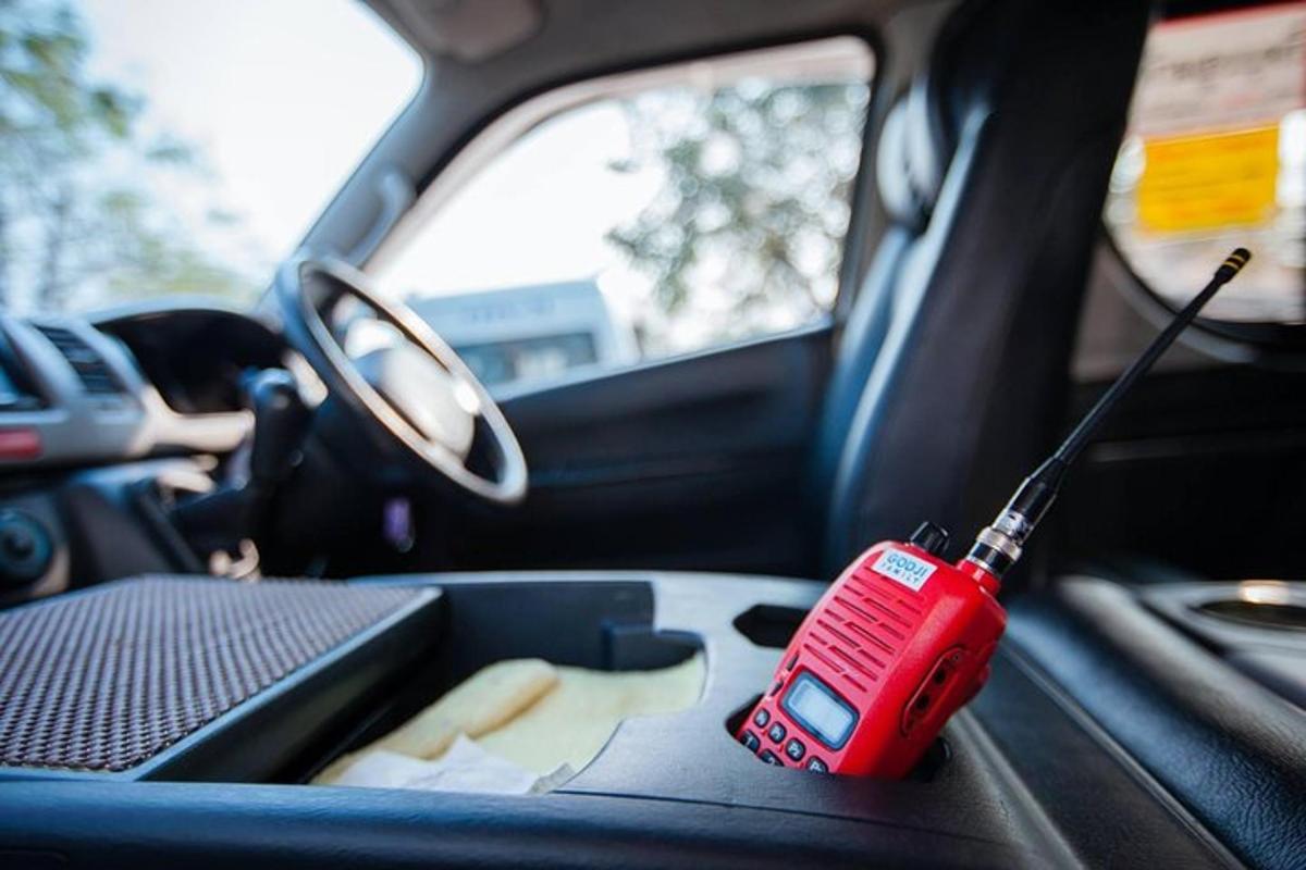 um controle remoto vermelho no painel de um carro