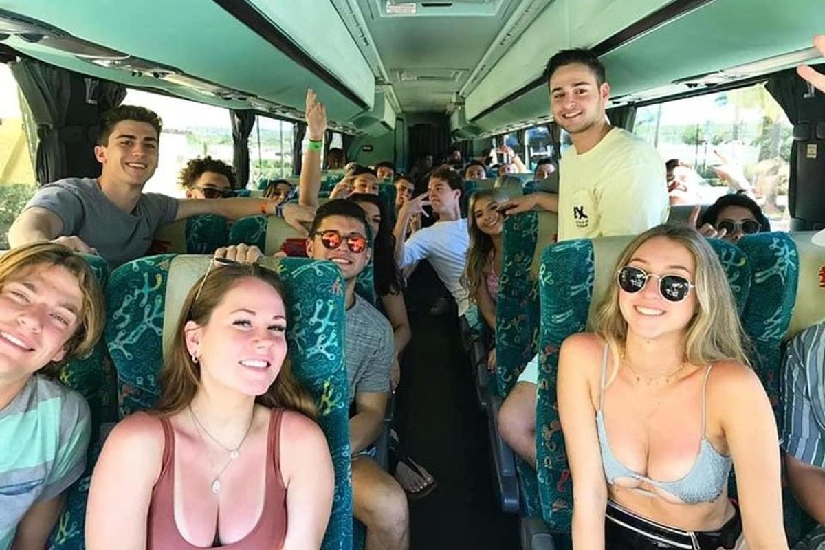 egy csoport ember ül egy buszon