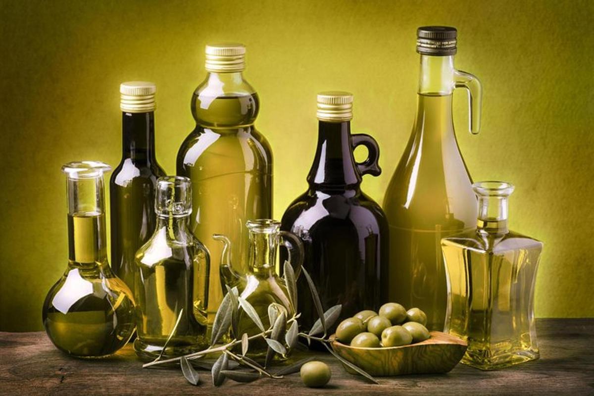 un gruppo di bottiglie di vino e bicchieri su un tavolo
