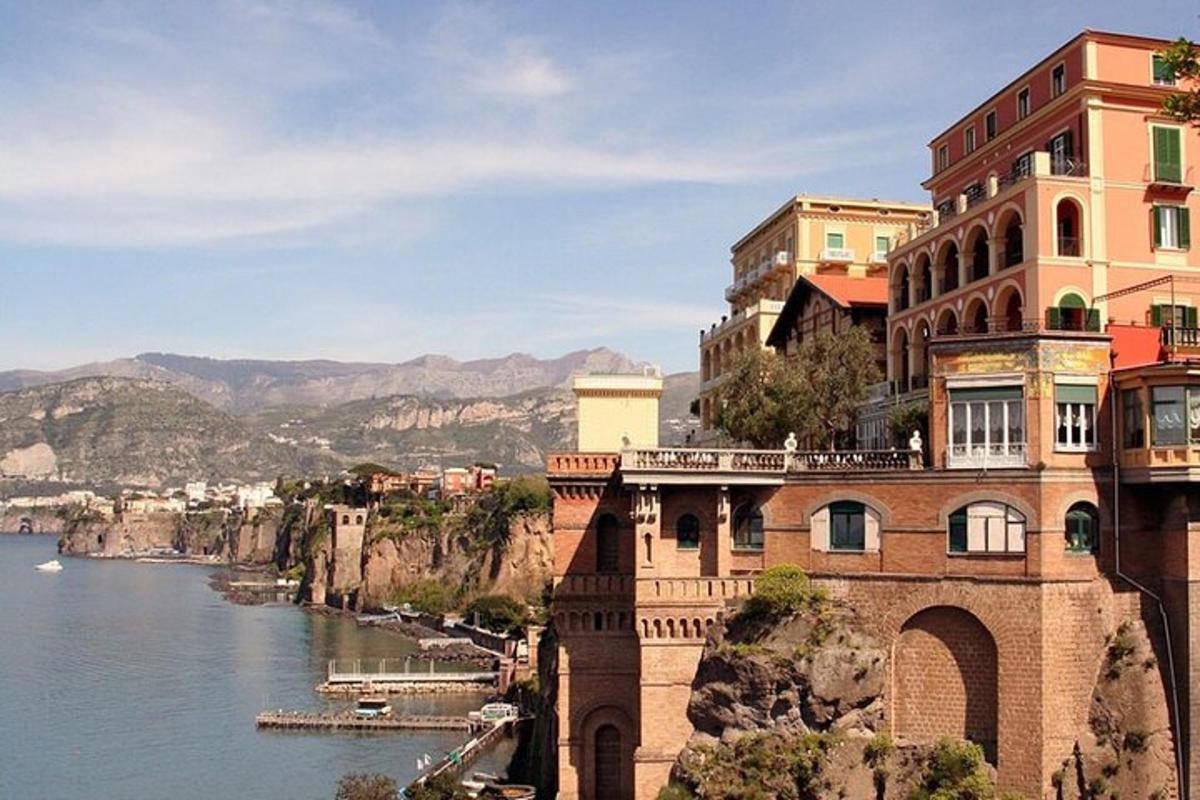 un edificio su una collina accanto a uno specchio d'acqua