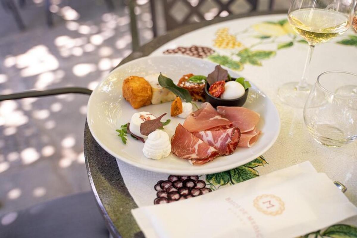 un piatto di cibo su un tavolo con un bicchiere di vino