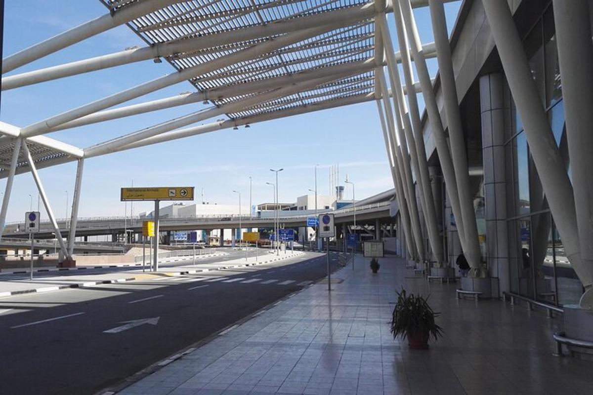 flugstöð með gangstíg og byggingu
