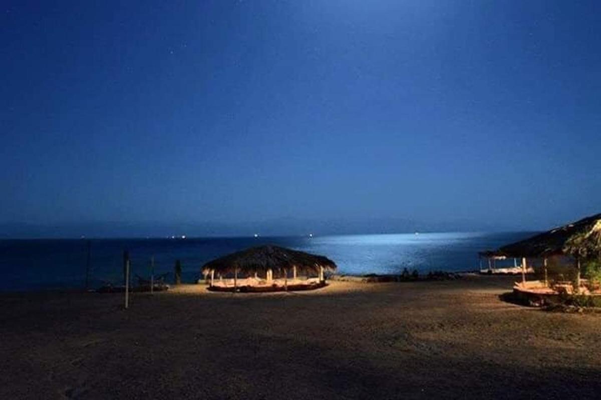 pantai dengan payung dan laut di malam hari