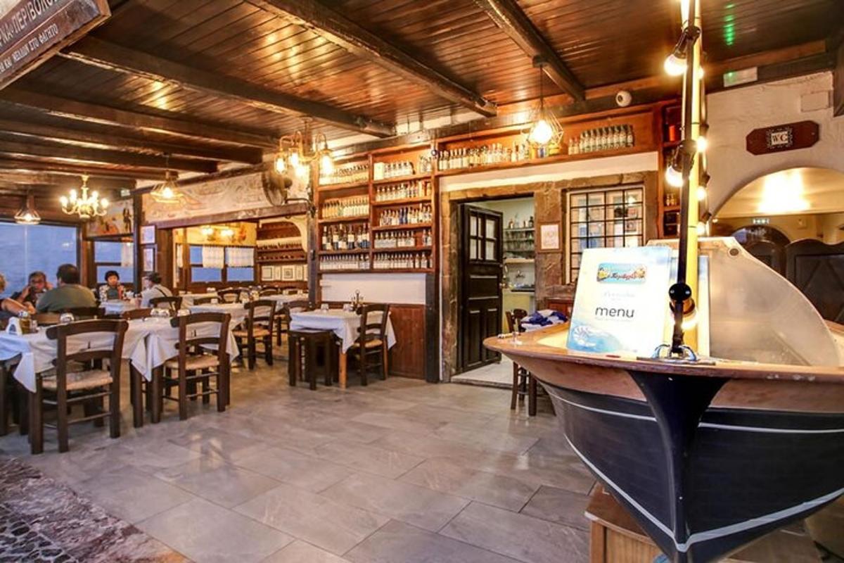 veitingastaður með borðum og stólum og bar