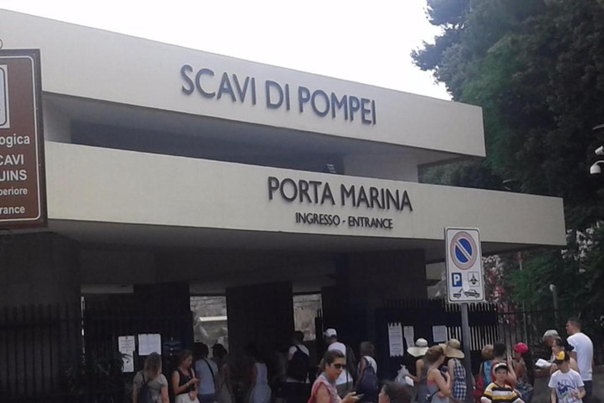 ένα πλήθος ανθρώπων που στέκονται μπροστά σε ένα κτίριο