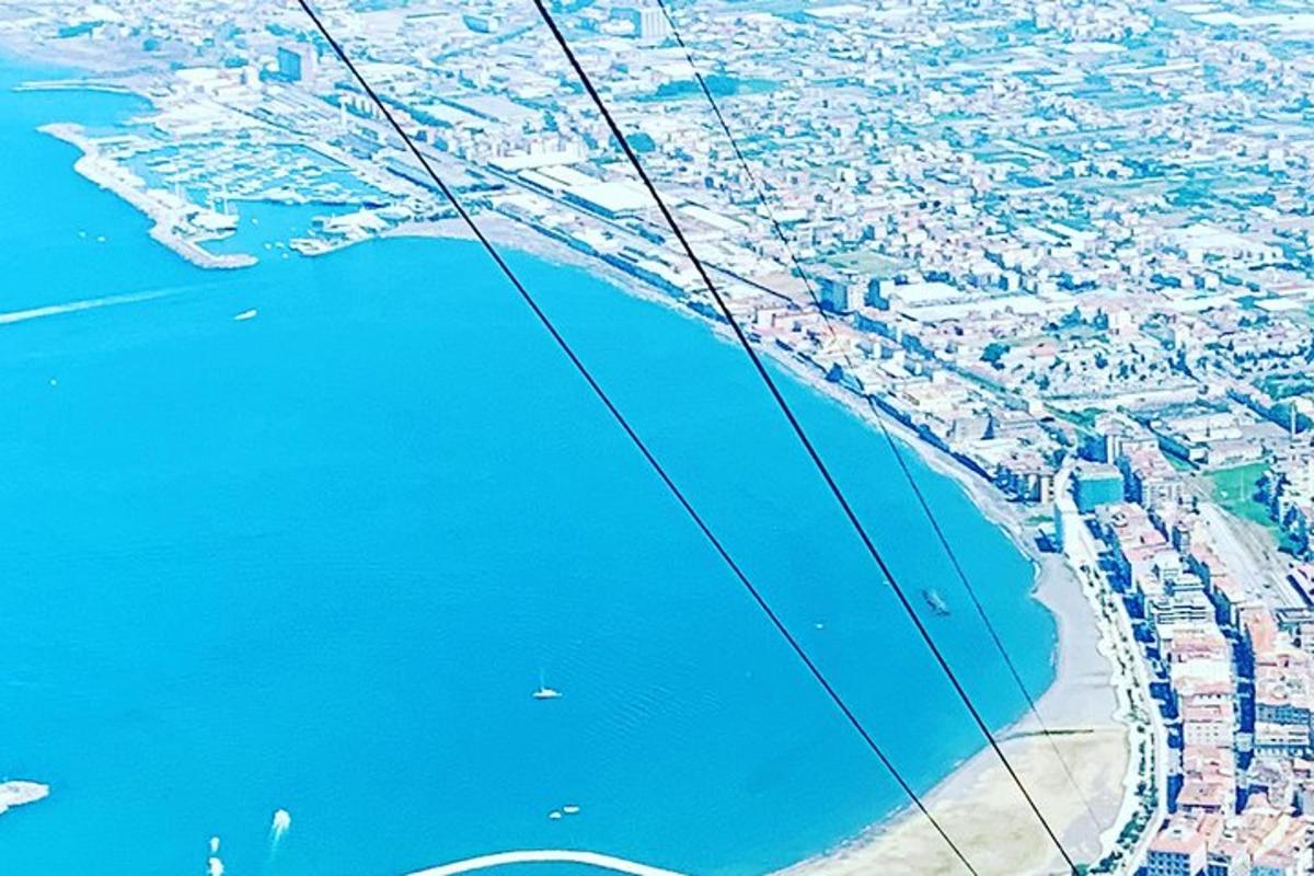 Una vista de una ciudad y el océano desde un avión.