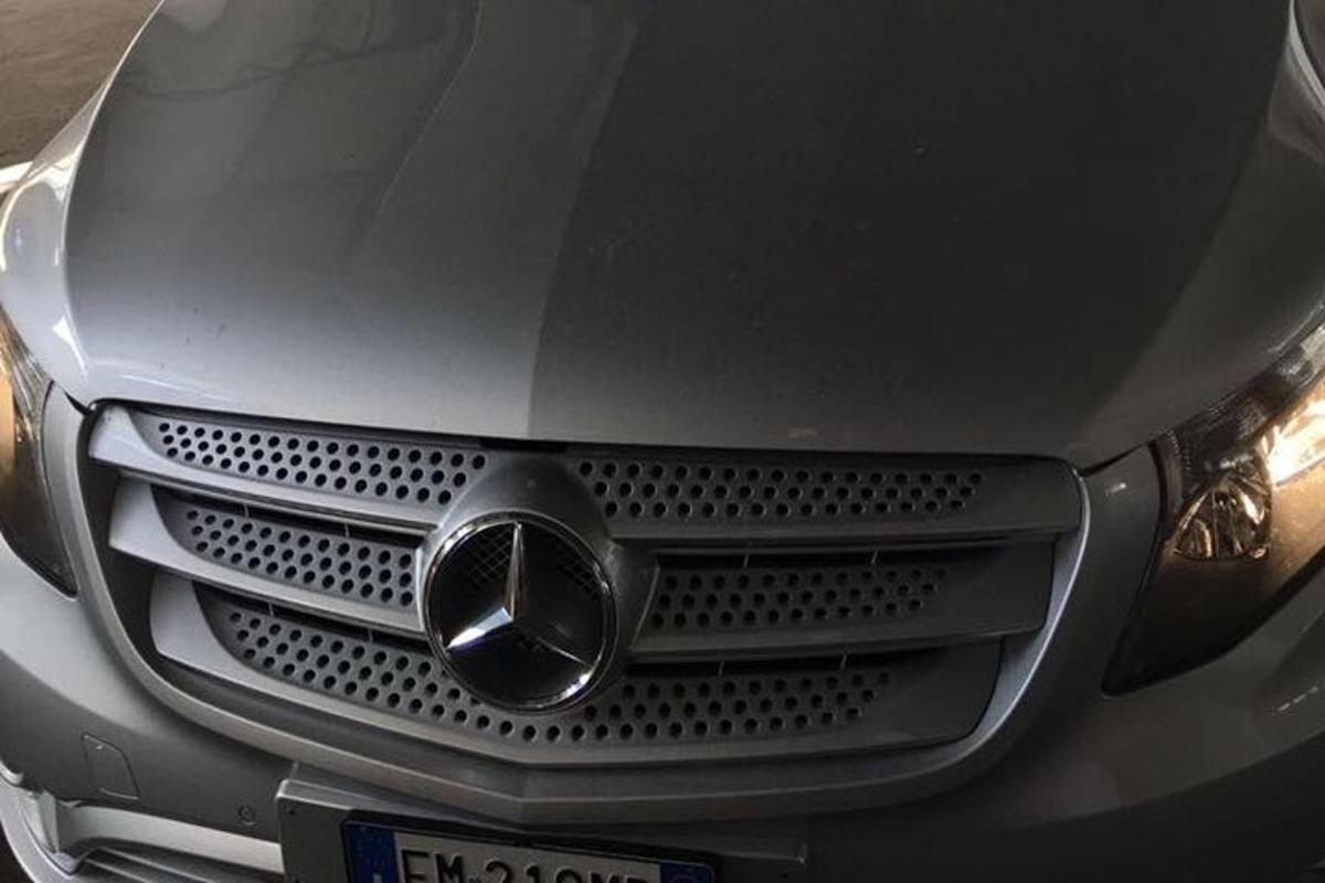 detailní záběr na přední část automobilu