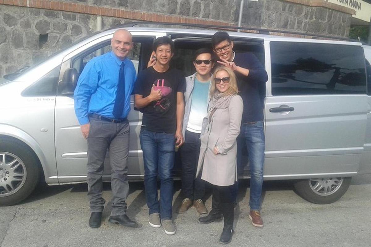 un gruppo di persone in piedi davanti a un furgone