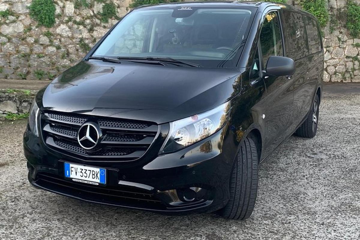 ένα μαύρο αυτοκίνητο παρκαρισμένο σε ένα πάρκινγκ