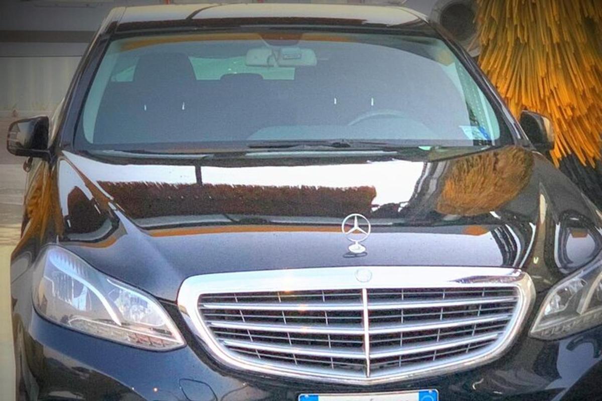 auto zaparkované v garáži s otevřenou kapotou