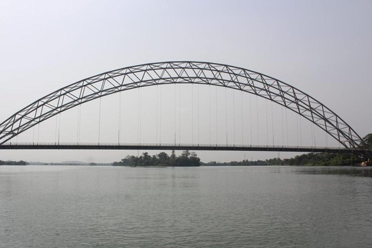 uma ponte sobre um grande corpo de água