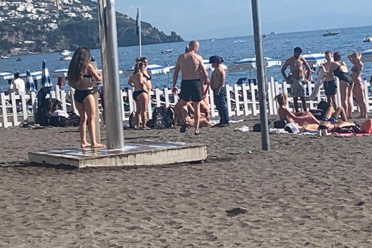 un gruppo di persone in piedi sulla spiaggia