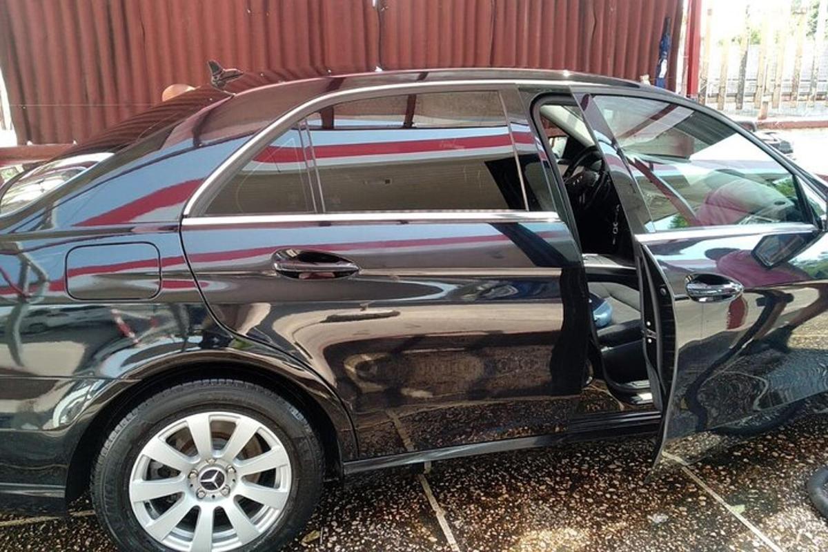 auto s otevřenými dveřmi na parkovišti