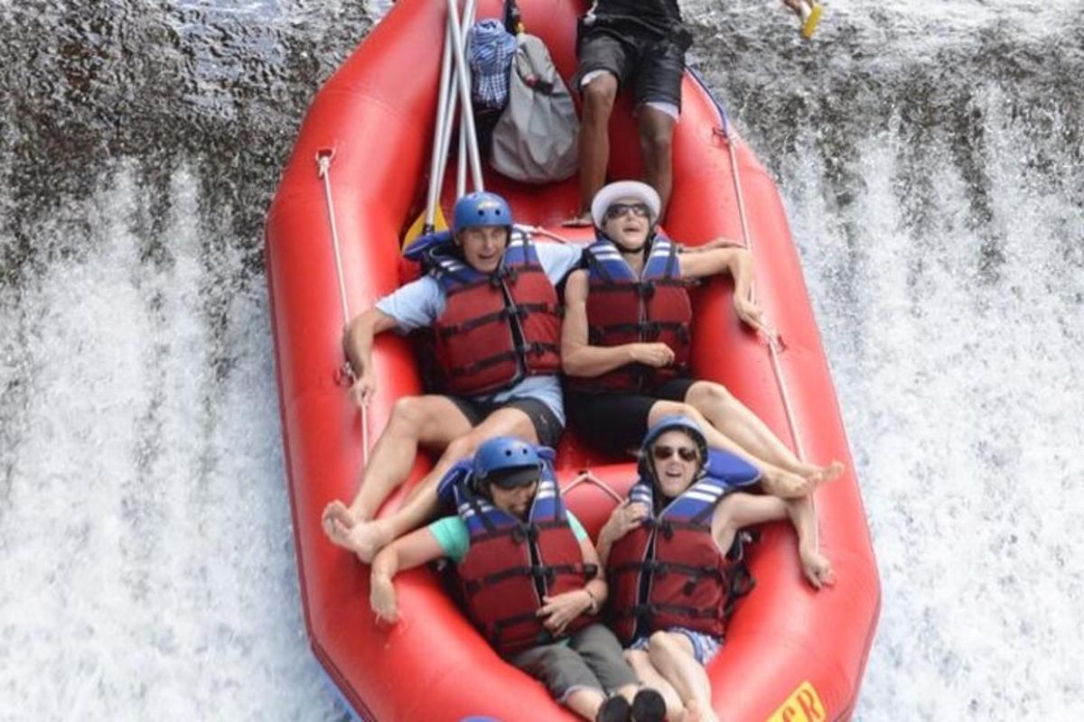un gruppo di persone su una zattera su un fiume