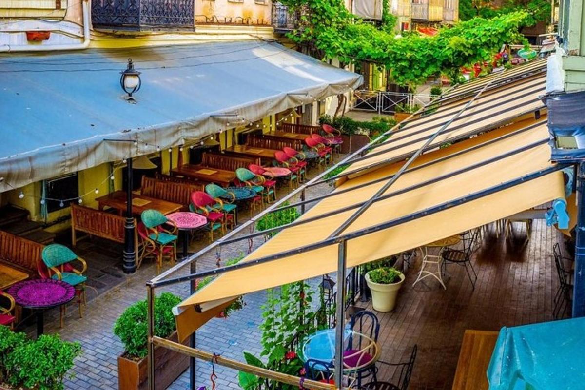 pohled shora na restauraci se stoly a slunečníky