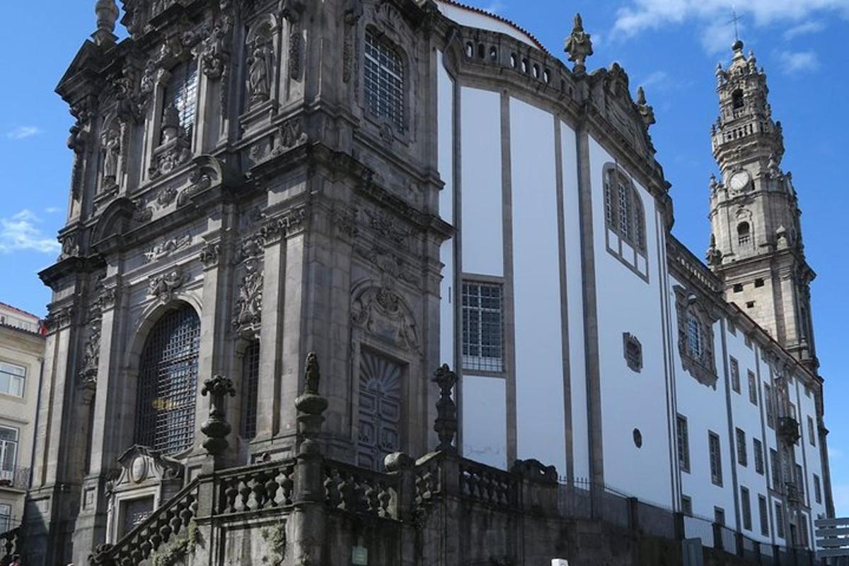 um grande edifício branco com uma torre de relógio