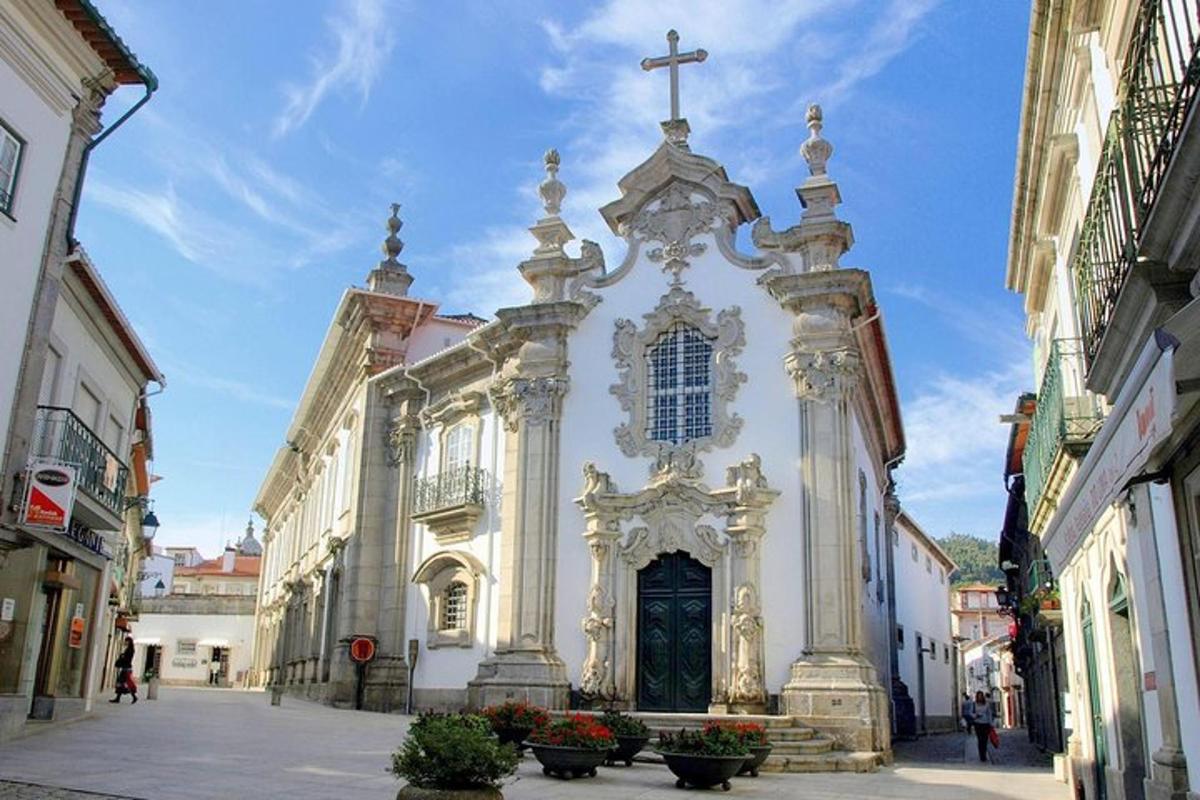 Una iglesia con una cruz en el frente.