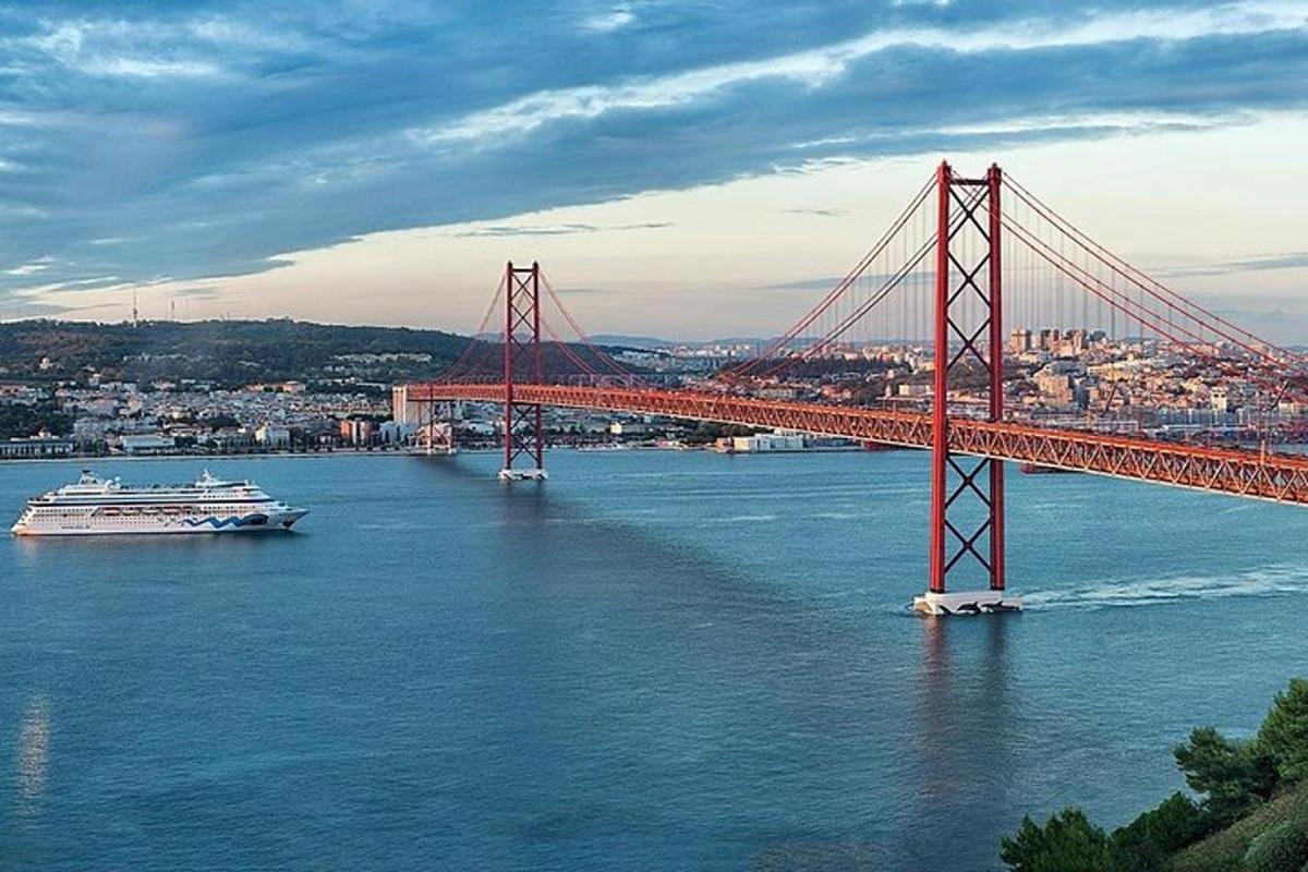 Un puente sobre un río con un crucero