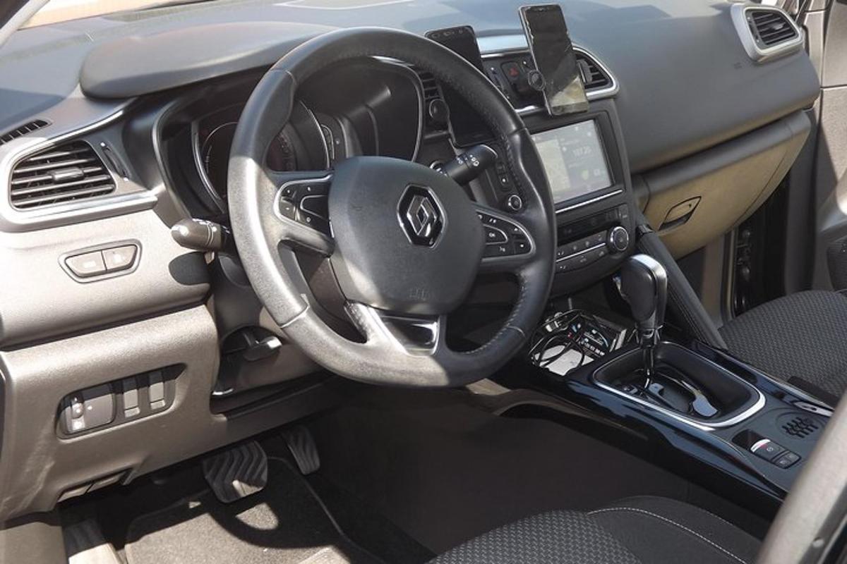 uma visão do volante de um carro