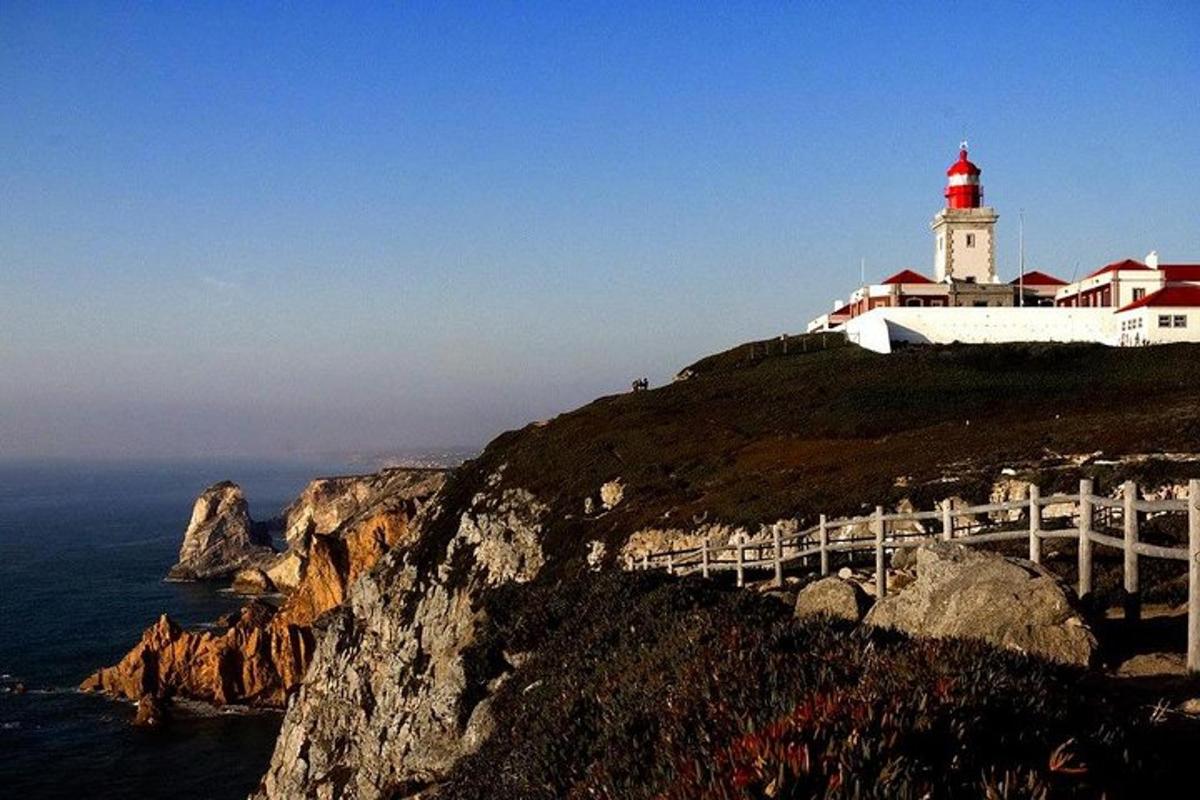 un faro en lo alto de un acantilado junto al océano
