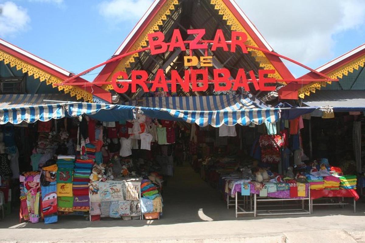 bazar v Grandabě s vystaveným oblečením a hračkami