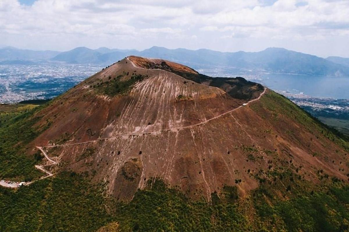 una montagna con una strada in cima