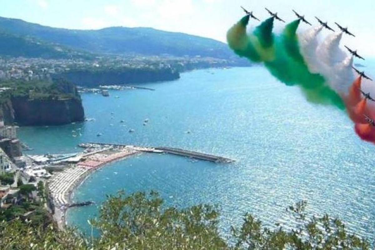 θέα σε ένα υδάτινο σώμα με παραλία