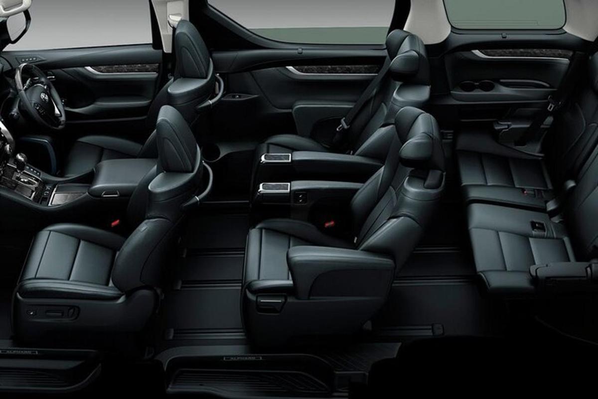 una vista de los asientos traseros de un coche