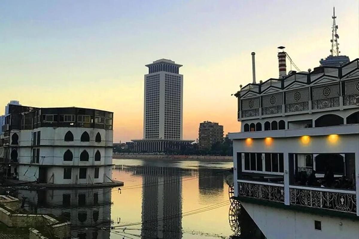 Una vista de una ciudad con edificios y un río.