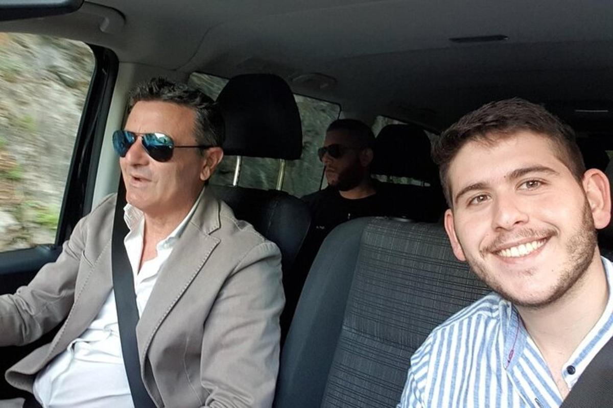 dois homens sentados no banco de trás de um carro