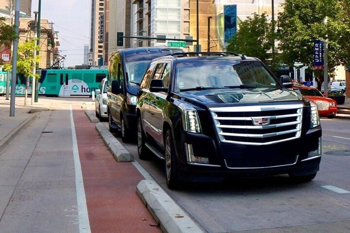 một chiếc xe suv màu đen đỗ bên lề đường