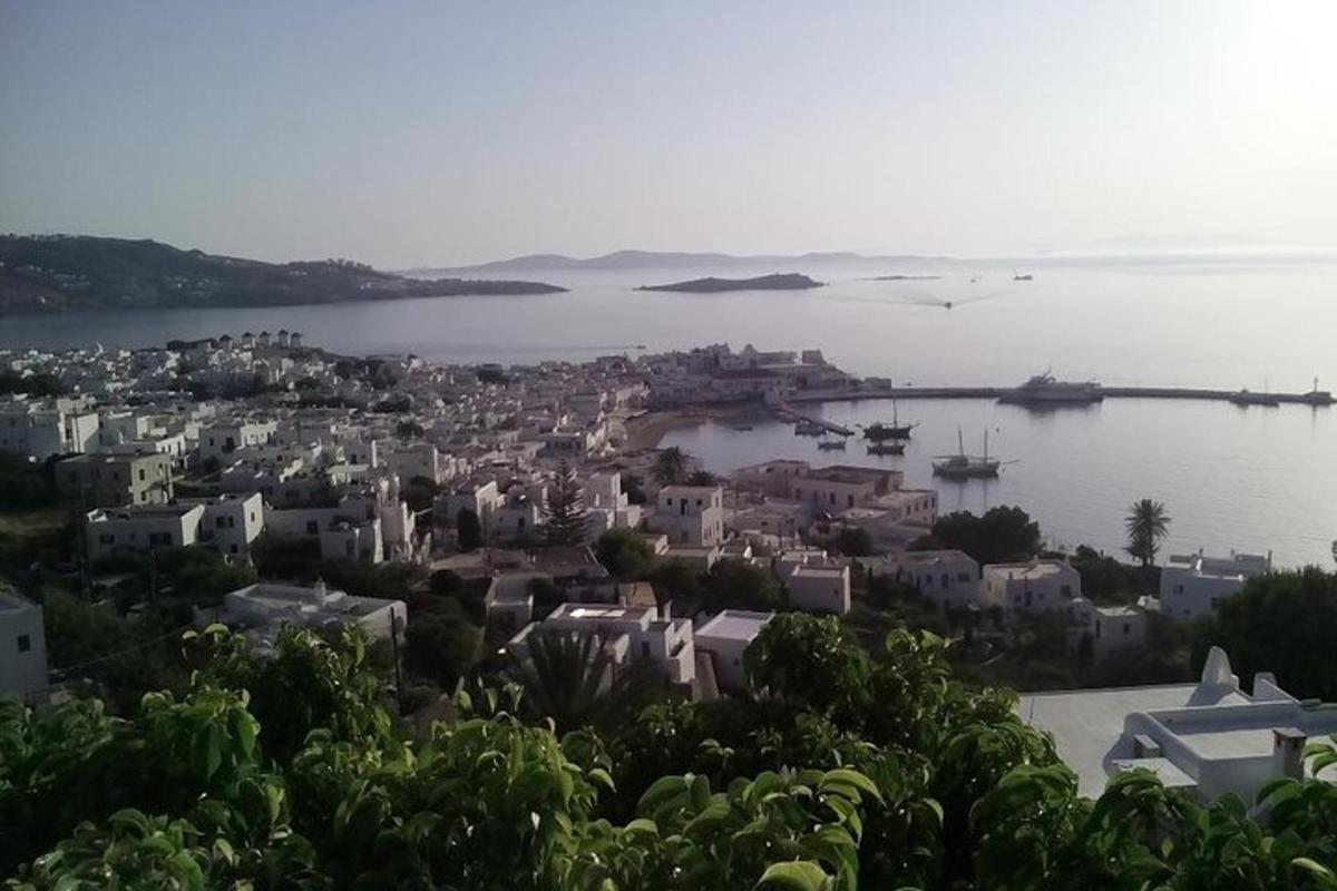 uma vista aérea de uma cidade na água