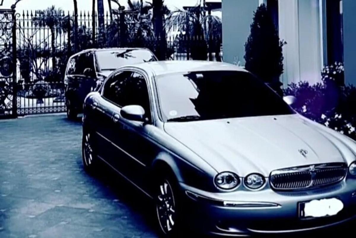 auto zaparkované na příjezdové cestě vedle jiného auta