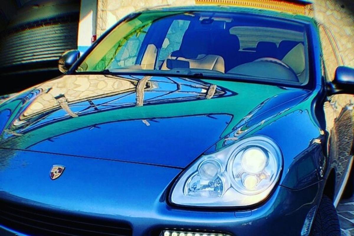 um carro azul está estacionado em uma garagem