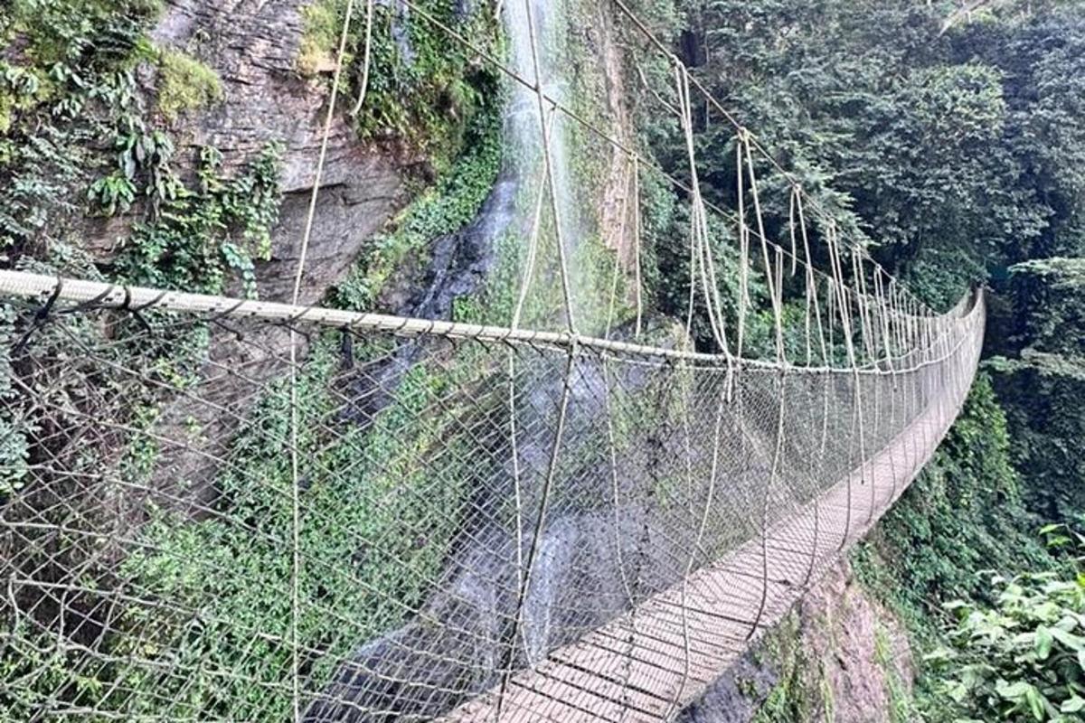 جسر معلق في وسط الجبل