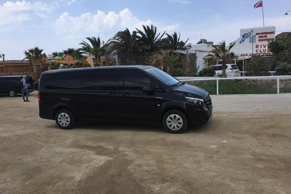uma van preta estacionada em um estacionamento