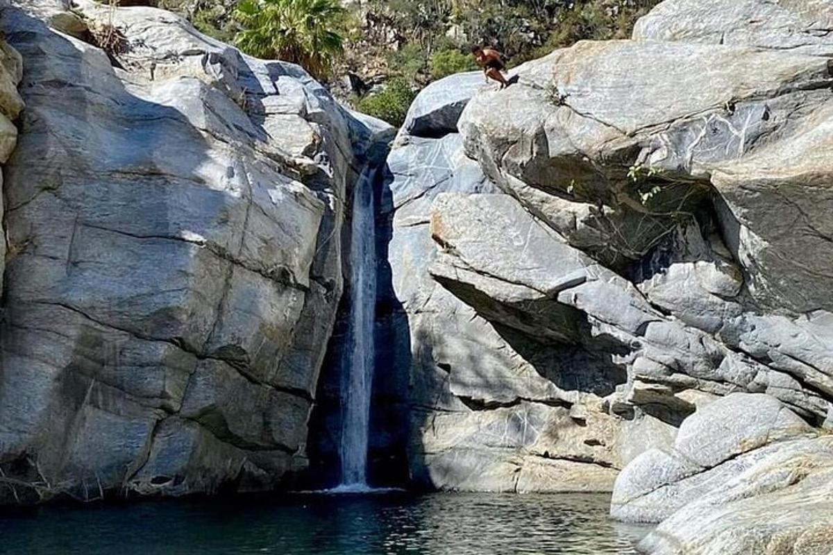 una cascada en la ladera de un acantilado rocoso