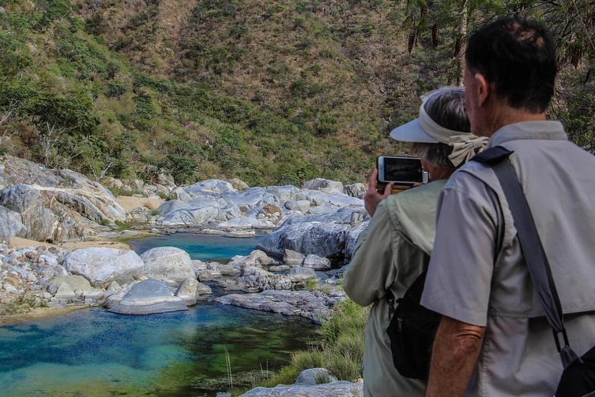 un uomo che scatta una foto di un fiume