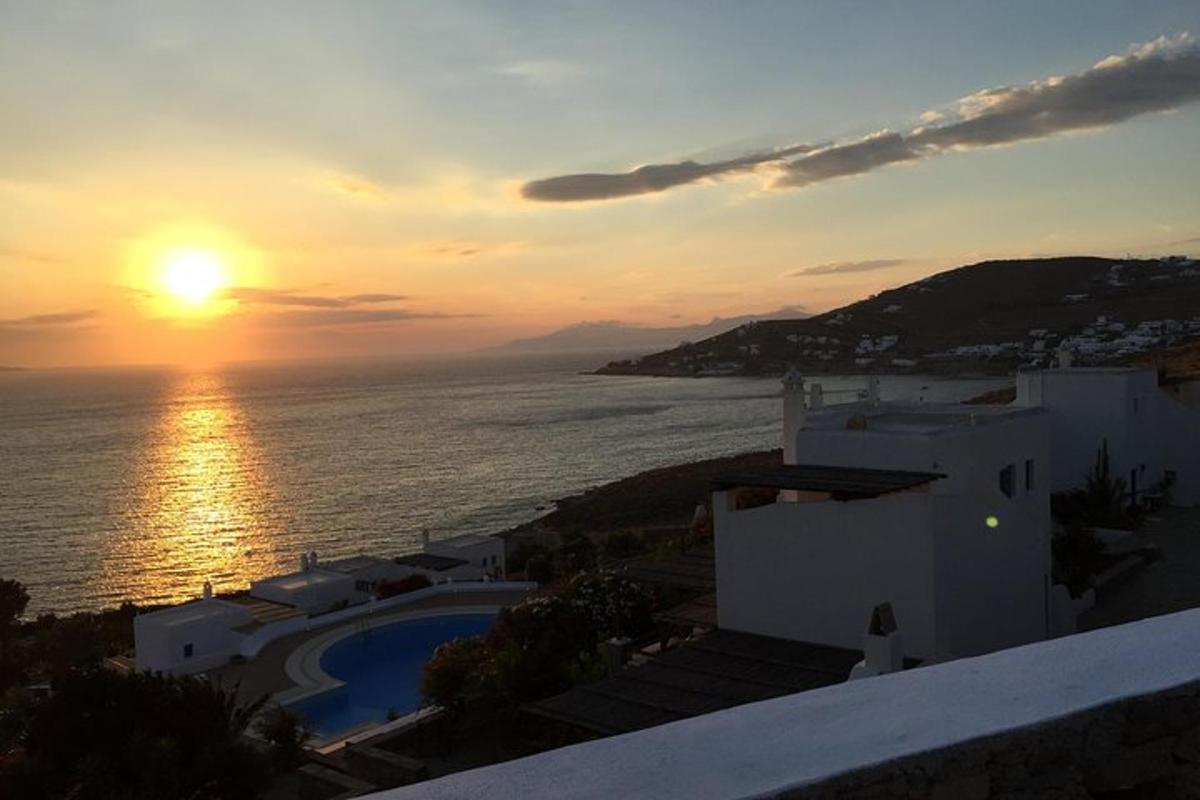 um pôr do sol sobre o oceano de uma vila