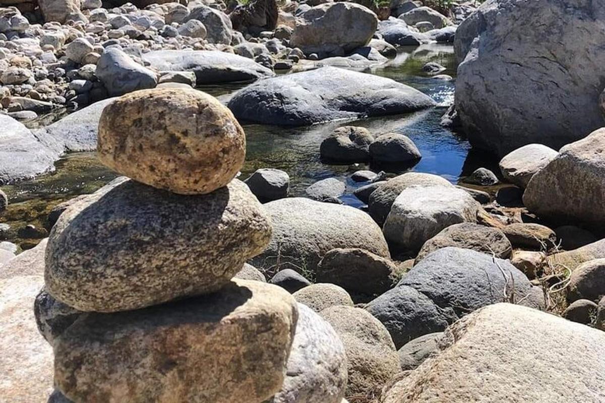 timbunan batu yang duduk di atas sungai
