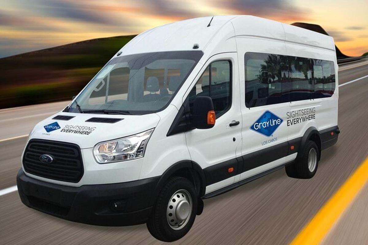 een witte bestelbus die over een snelweg rijdt