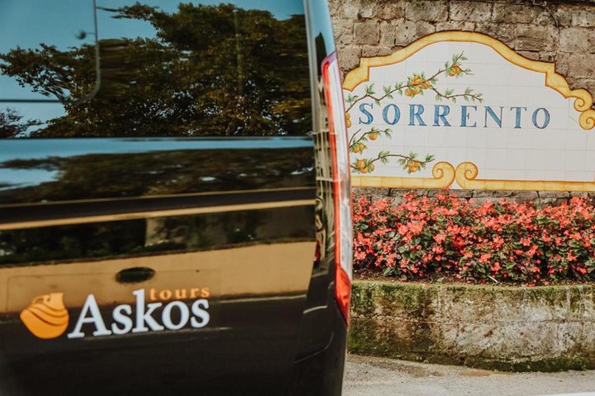 autobus parkiran ispred znaka za trgovinu