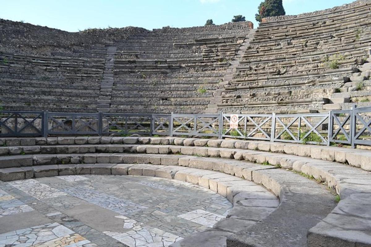 um anfiteatro vazio com fileiras de assentos de pedra