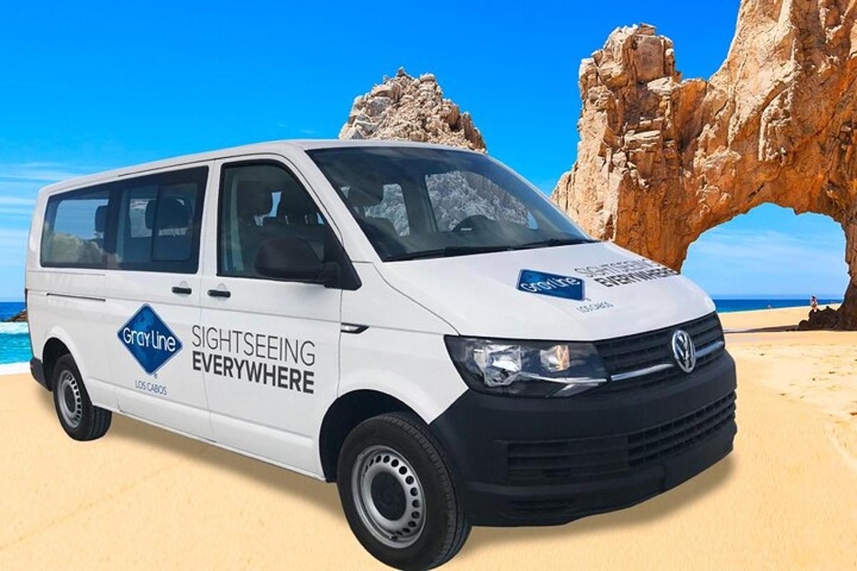 sahilde park edilmiş beyaz bir minibüs