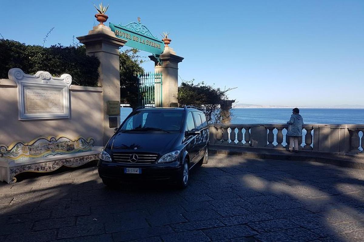 kombi parkiran uz ogradu blizu oceana