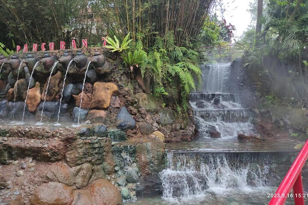 una cascata in un giardino accanto a un idroelettrico
